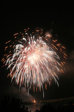 Fuochi d'artificio sul mare