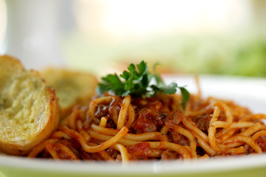 Spaghetti Bolognese With Garlic Bread