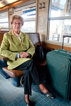 femme retraitée dans un train