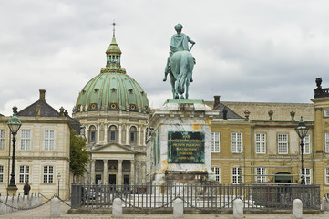 Fototapeta na wymiar Plac Amalienborg w Kopenhadze