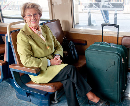 femme retraitée souriante dans un train