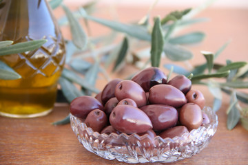 Obraz na płótnie Canvas olives and olive oil
