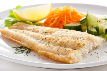 Lichtdoorlatende rolgordijnen Gerechten Fish dish - fried fish fillet with vegetables