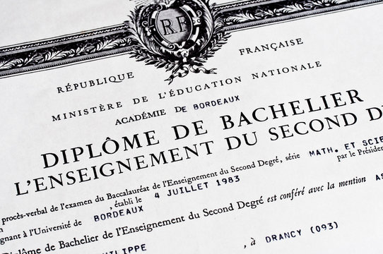 Dipl&ocirc;me de bachelier fran&ccedil;ais, document papier du baccalaur&eacute;at en France, examen et &eacute;ducation