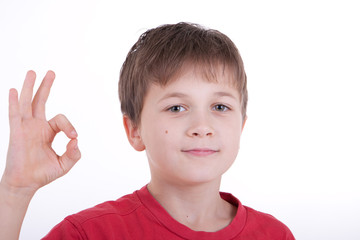 Мальчик показывает знак OK