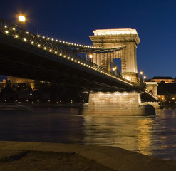 Obraz premium The Chain Bridge in Budapest, Hungary by night
