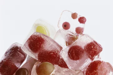 Papier Peint photo Dans la glace Glaçons aux fruits rouges
