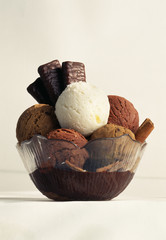 Sorbet punch-coco, glace moka, noix, chocolat et cannelle-figues
