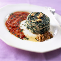 Mousse d'épinards aux noix et au coulis de tomate