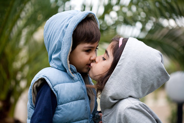 bambini che si baciano