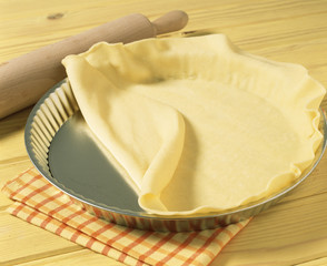 Etaler la pâte dans le moule à tarte 