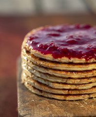 Pile de pancake à la confiture de framboise au poivre