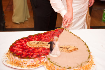 Obraz na płótnie Canvas najpierw przeciąć tort weselny tort