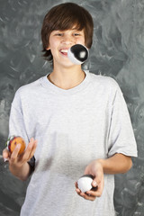 Adolescente haciendo malabarismo