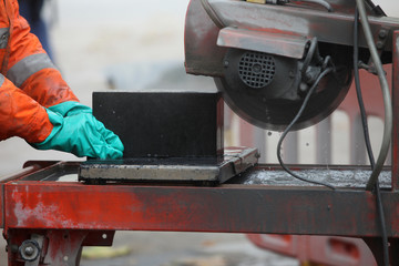 arbeiter an einer steinsäge