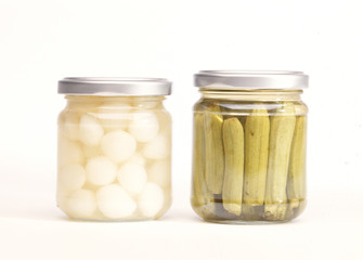 Bocaux de cornichons et oignons