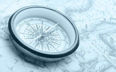 Fototapeta na wymiar Stare kompas na starożytnej mapie