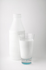 Bouteille et verre de lait