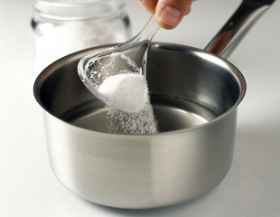 Verser le sucre dans l'eau 