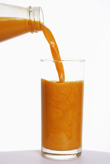 Verser du jus de carotte dans un verre