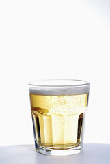 Verre de bière blonde