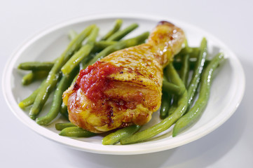 Pilon de poulet aux haricots verts, sauce tomate