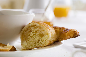 Croissant et bol de chocolat chaud