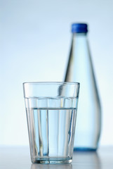 Verre et bouteille d'eau