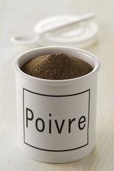 Pot de poivre noir moulu