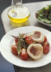 Roulade de thon mi-cuit à la tomate séchée, fricassée de tomate à la peau 