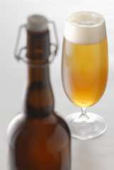 Verre et bouteille de bière