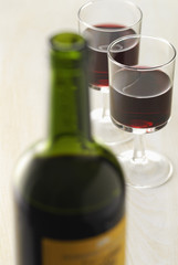 Verres et bouteille de vin rouge