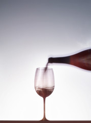 Verser du vin rouge dans un verre 