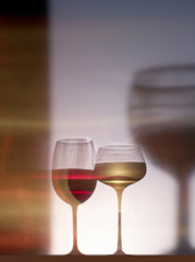 Deux verres de vin et leurs ombres 