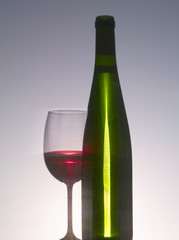 Verre de vin rouge et bouteille de vin blanc 