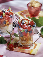 Trifle aux fruits rouges et noirs 