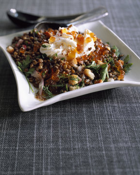 Salade de lentilles &agrave; l'oeuf poch&eacute; et oeufs de lump