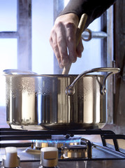 Remuer la préparation dans la casserole