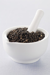 Poivre en grains dans mortier