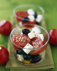 Salade de tomates, feta et olives noires