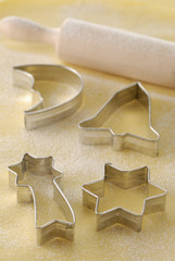 Emporte-pièces de différentes formes et rouleau à pâtisserie