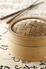 Panier vapeur et baguettes chinoises