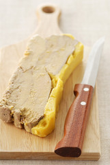 Tranche de foie gras sur planche à découper
