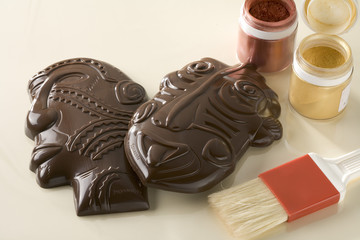 Chocolats en forme de masques de Papouasie et de Tanzanie, pinceau et colorants