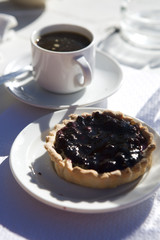 Tartelette au cassis et tasse de café