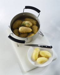 Éplucher les pommes de terre cuites à l'eau 