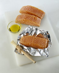 Badigeonner les pavés de saumon d'huile avec un pinceau 