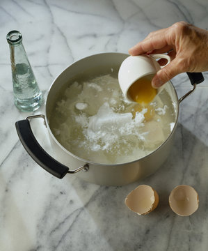 Pocher les oeufs dans un grand volume d'eau 