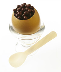 Oeuf à la coque aux perles de chocolat