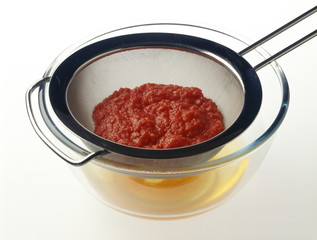 Égoutter le coulis de tomate